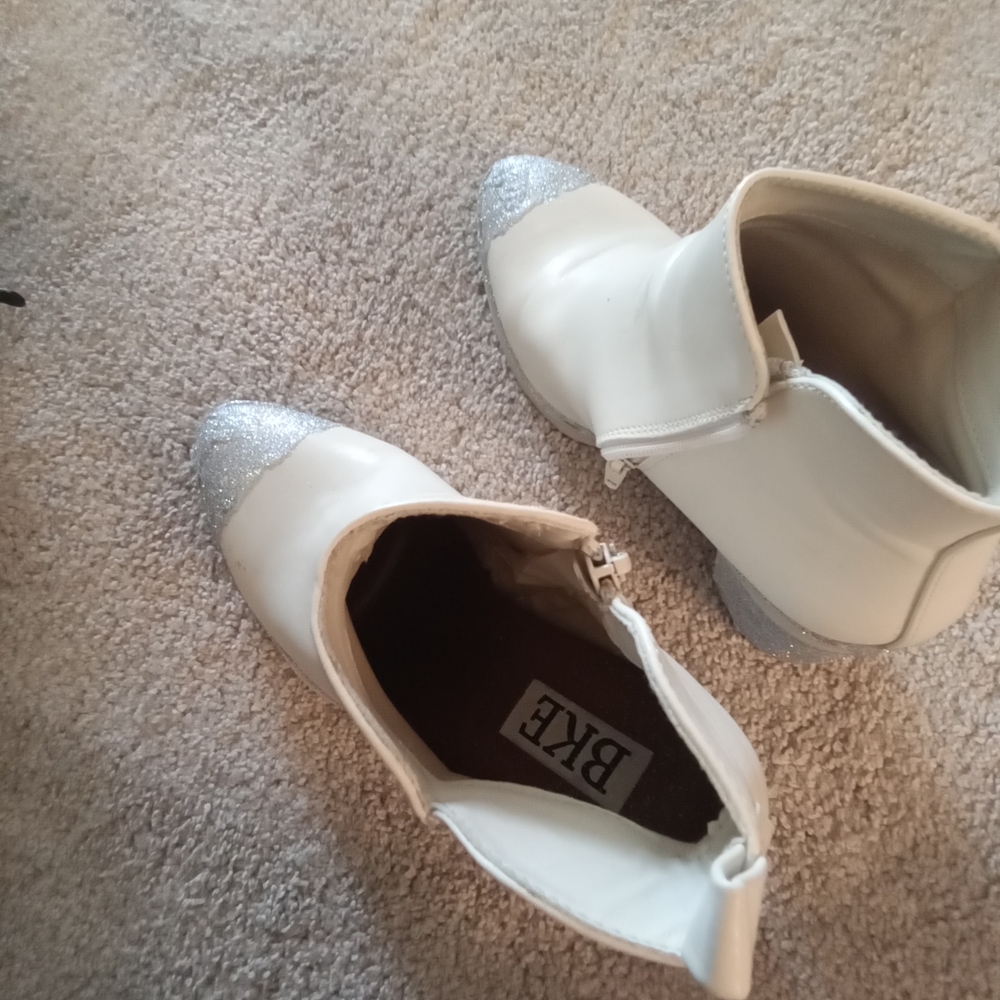 BKE Women's Glittering White Ankle Booties